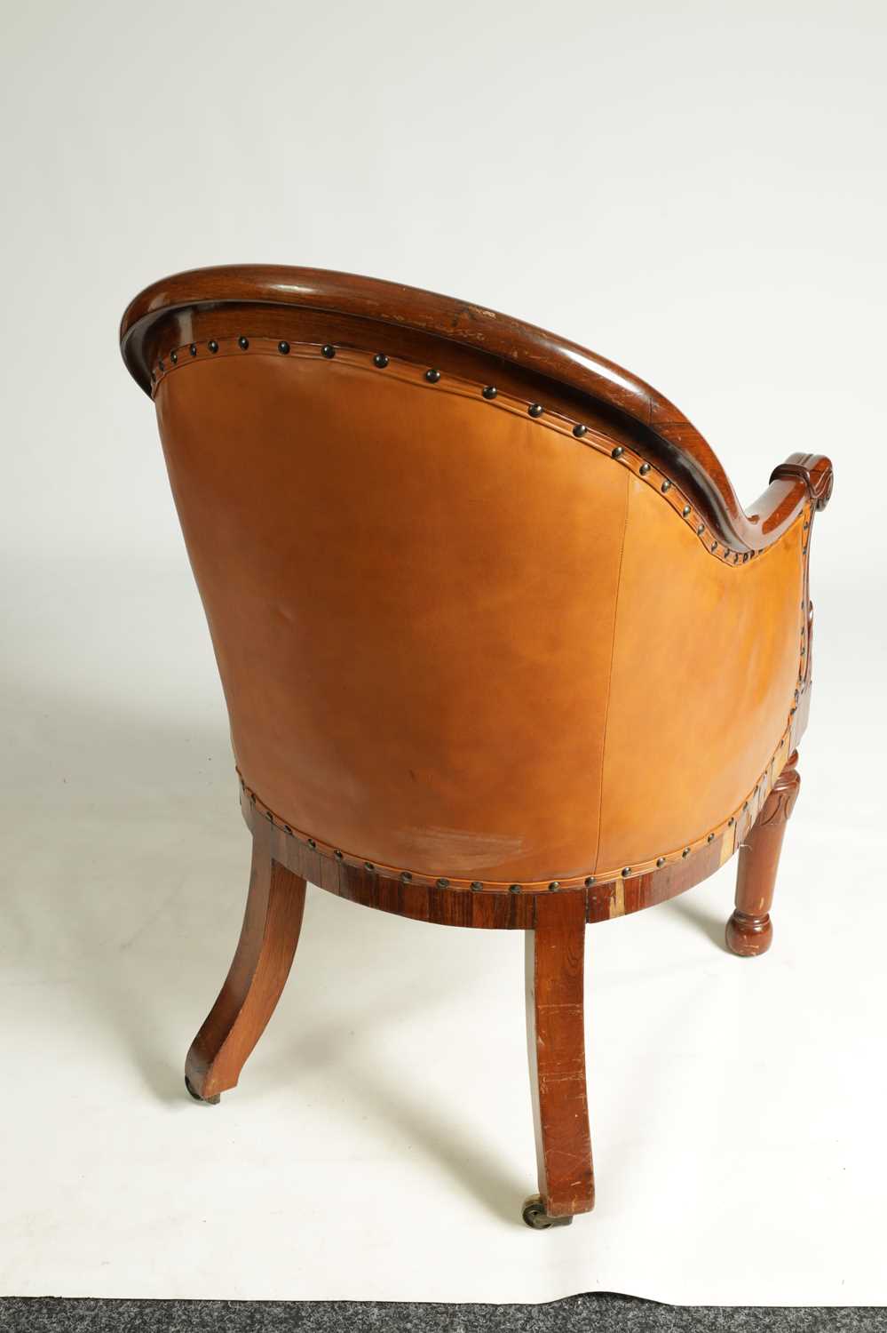 A PAIR OF REGENCY FIGURED ROSEWOOD AND TAN LEATHER BUTTON UPHOLSTERED LIBRARY CHAIRS - Image 5 of 13