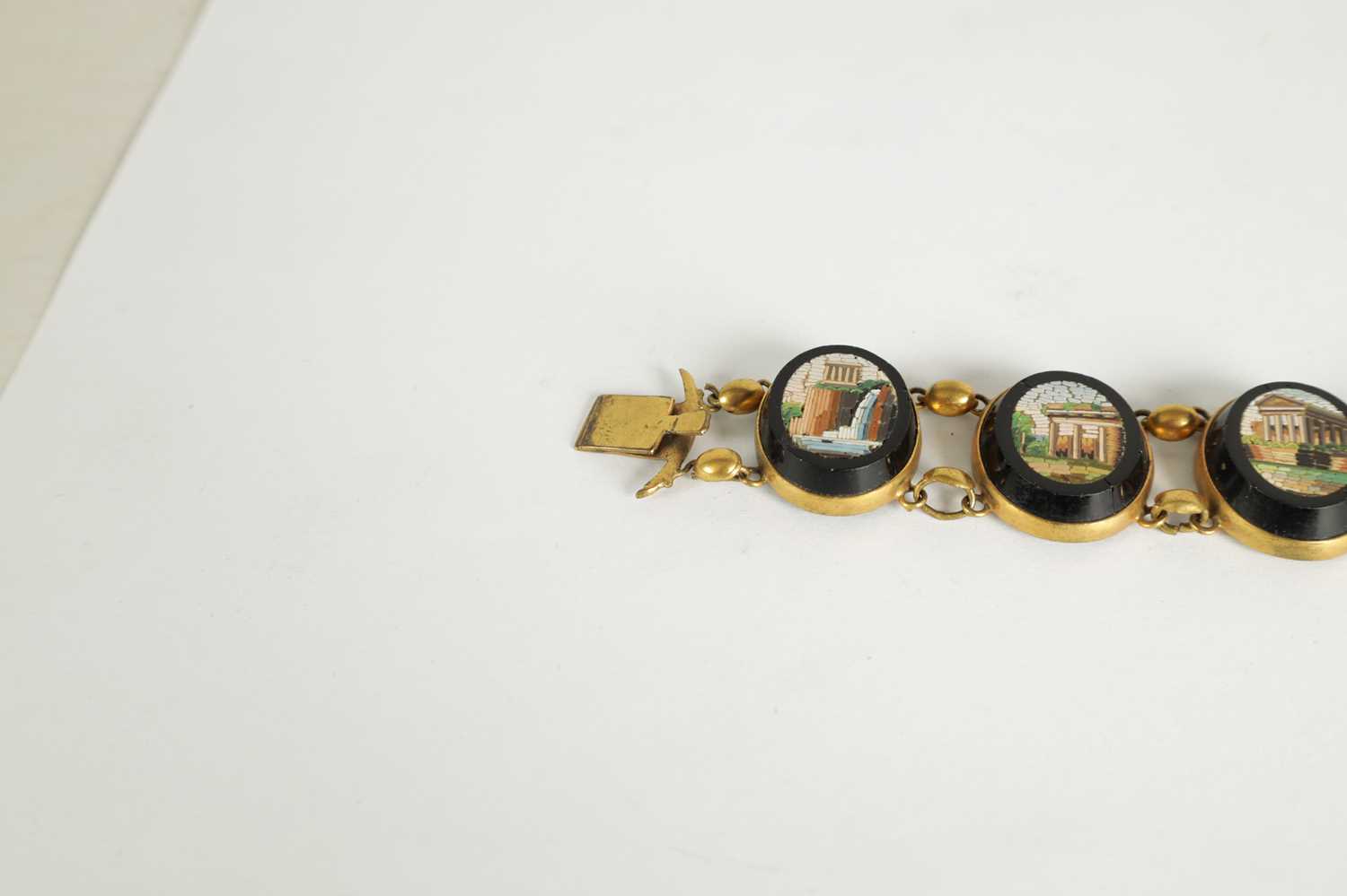 A 19TH CENTURY ITALIAN GRAND TOUR GOLD METAL AND MICROMOSAIC BRACELET - Image 6 of 9