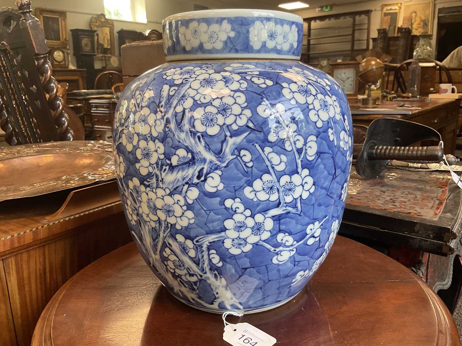 A LARGE 19TH CENTURY CHINESE BLUE AND WHITE GINGER JAR AND COVER - Image 11 of 13