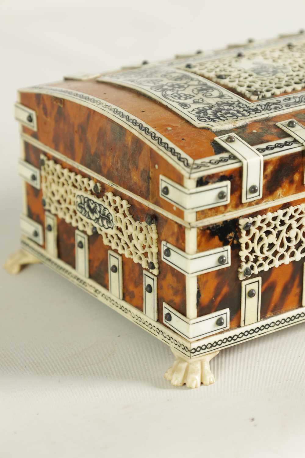 A LATE 19TH CENTURY DOMED TOP ANGLO-INDIAN TORTOISESHELL AND IVORY BOX - Image 4 of 9