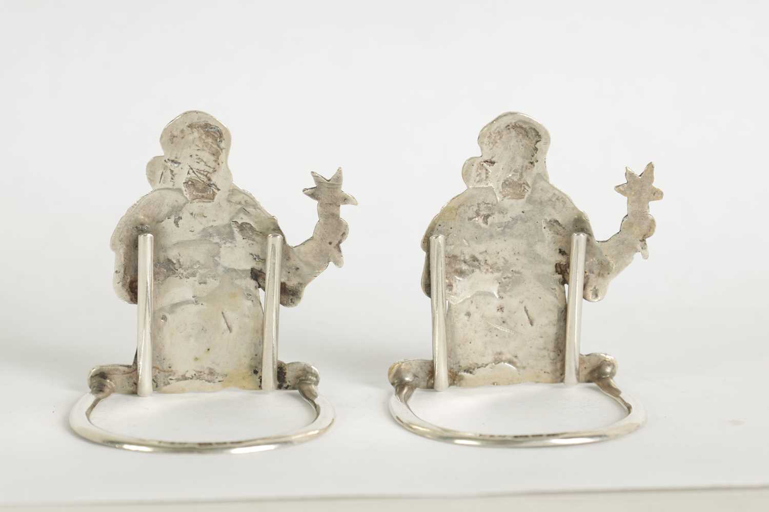 A PAIR OF SILVER FIGURAL MENU HOLDERS - Image 4 of 5