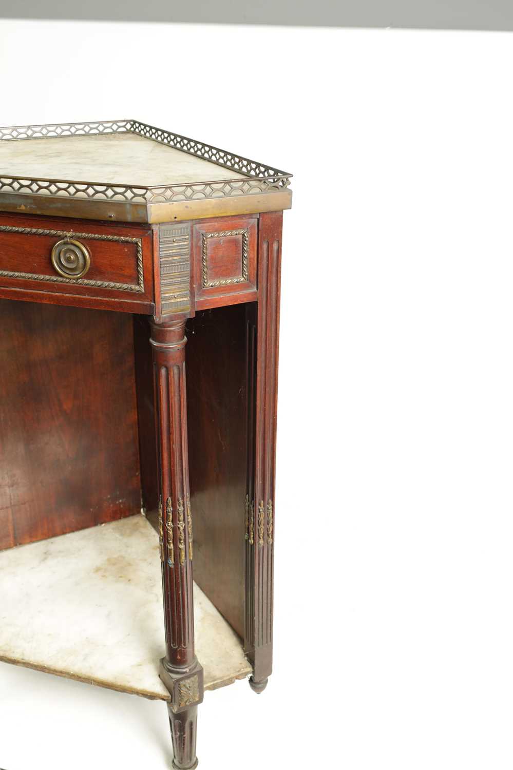 AN EARLY 19TH CENTURY FRENCH MAHOGANY AND WHITE MARBLE ORMOLU MOUNTED CORNER TABLE - Image 4 of 8