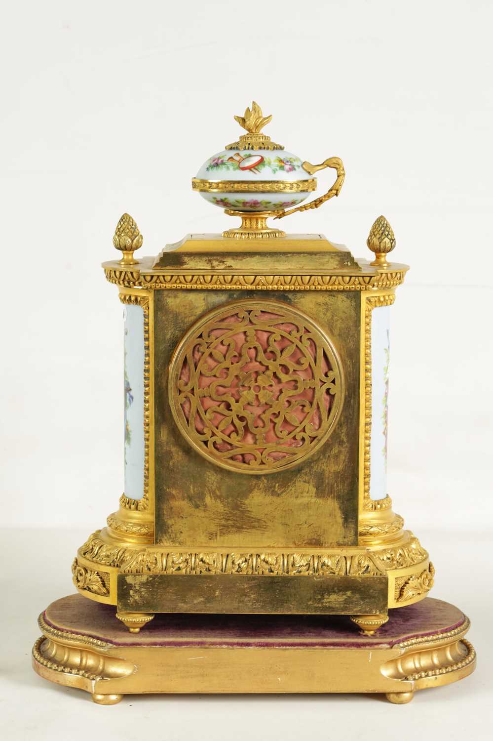 A GOOD QUALITY LATE 19TH CENTURY FRENCH ORMOLU AND PORCELAIN PANELLED MANTEL CLOCK - Image 8 of 11