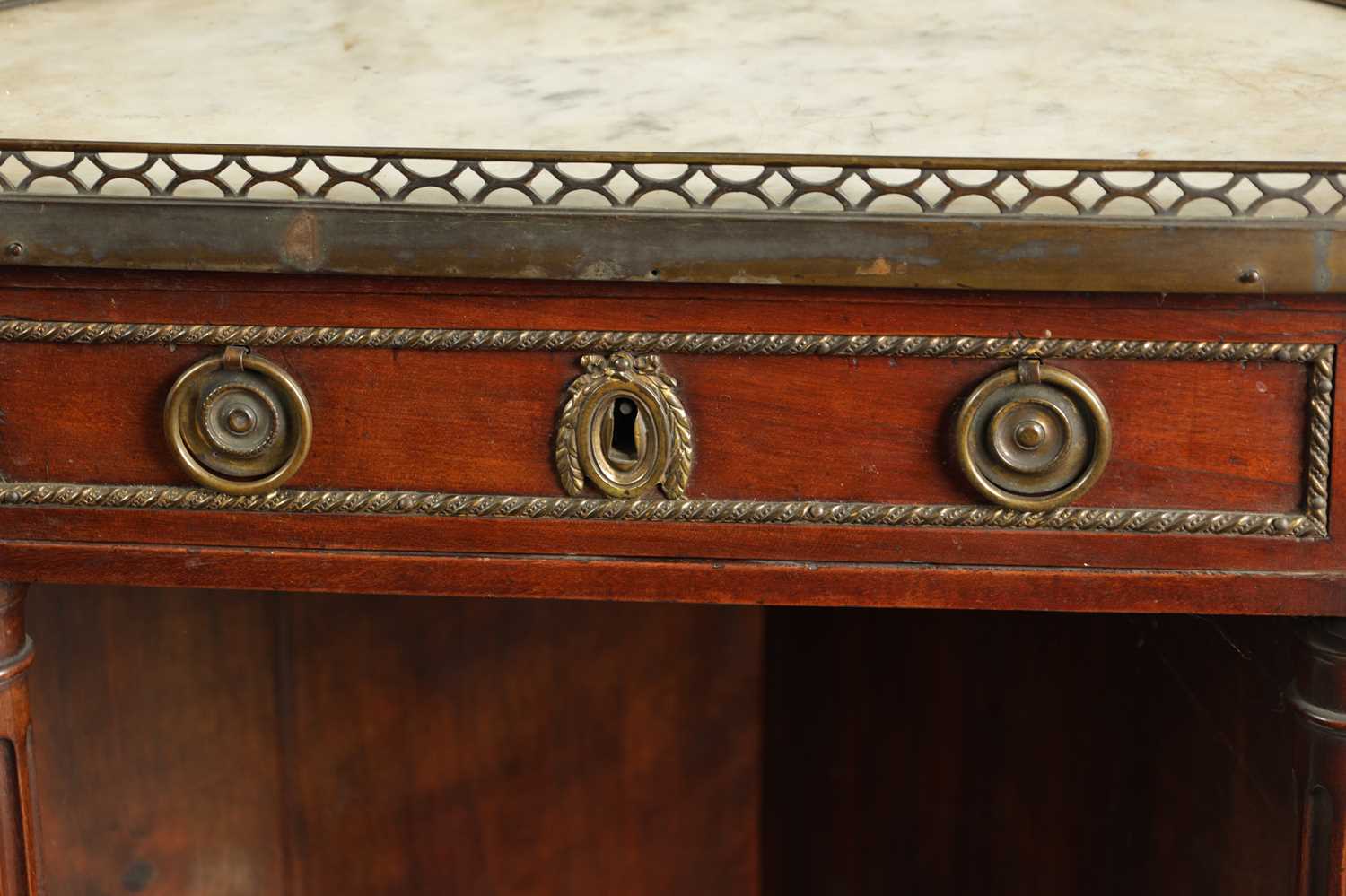 AN EARLY 19TH CENTURY FRENCH MAHOGANY AND WHITE MARBLE ORMOLU MOUNTED CORNER TABLE - Image 2 of 8