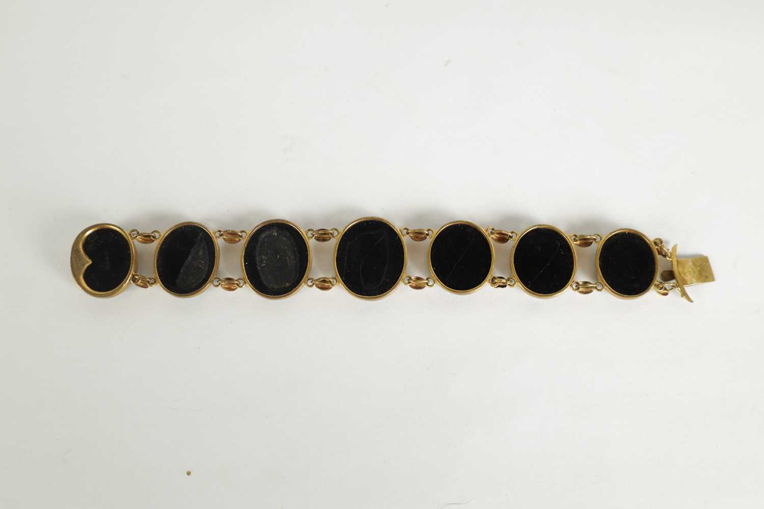 A 19TH CENTURY ITALIAN GRAND TOUR GOLD METAL AND MICROMOSAIC BRACELET - Image 8 of 9