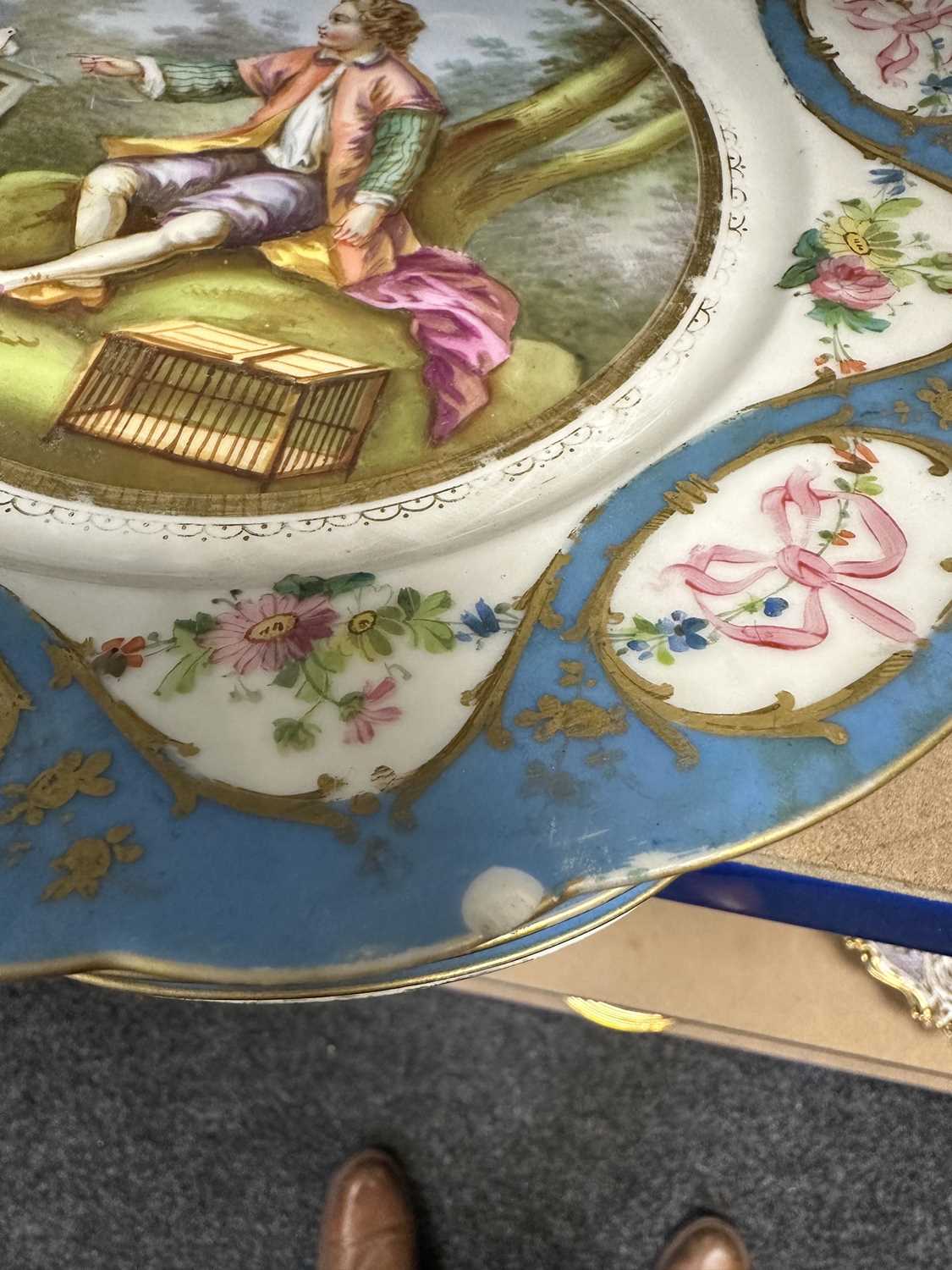 A 19TH CENTURY CONTINENTAL SEVRES PATTERN TWENTY-THREE PIECE DESSERT SERVICE - Image 18 of 25