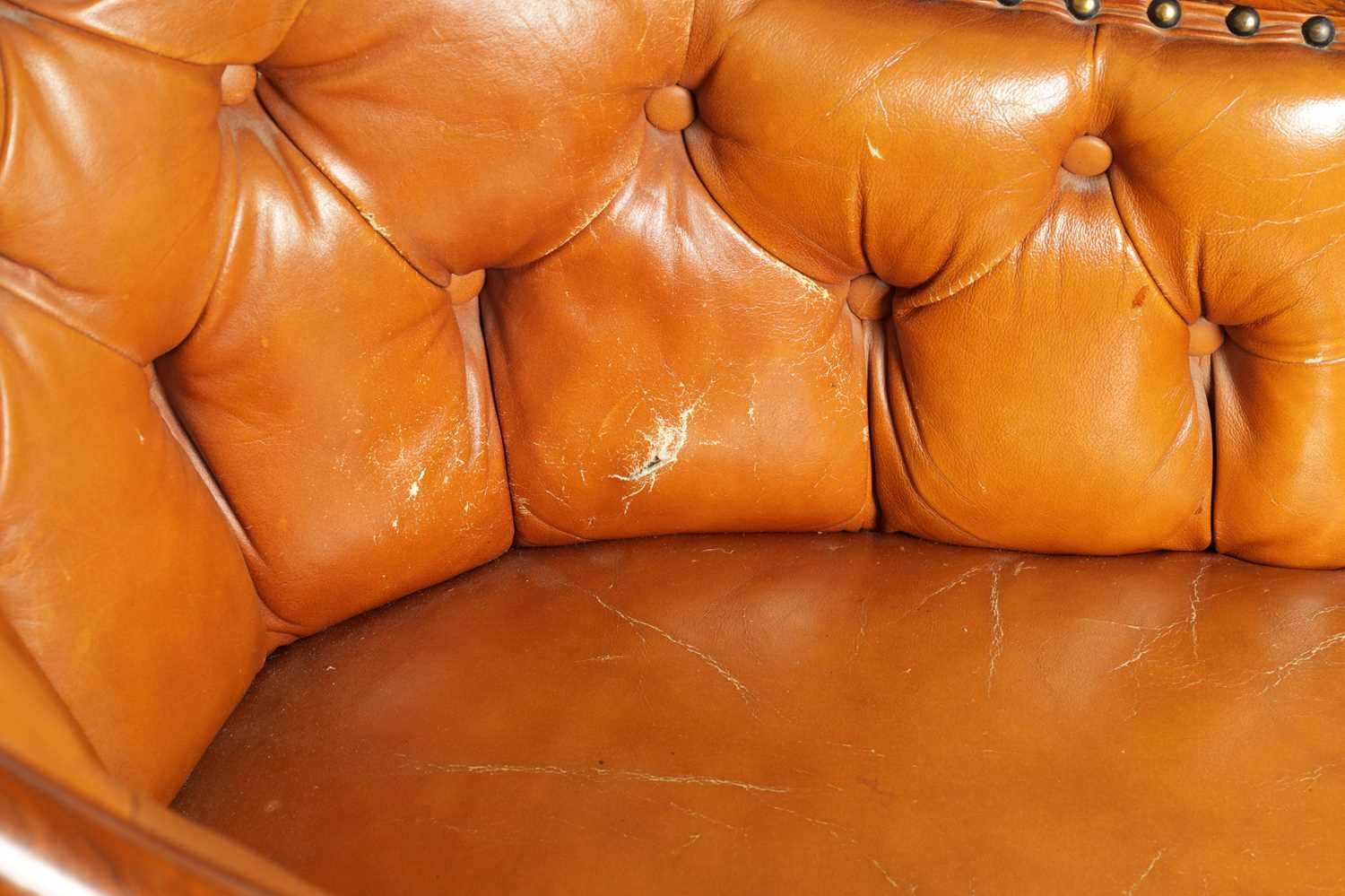 A PAIR OF REGENCY FIGURED ROSEWOOD AND TAN LEATHER BUTTON UPHOLSTERED LIBRARY CHAIRS - Image 8 of 13