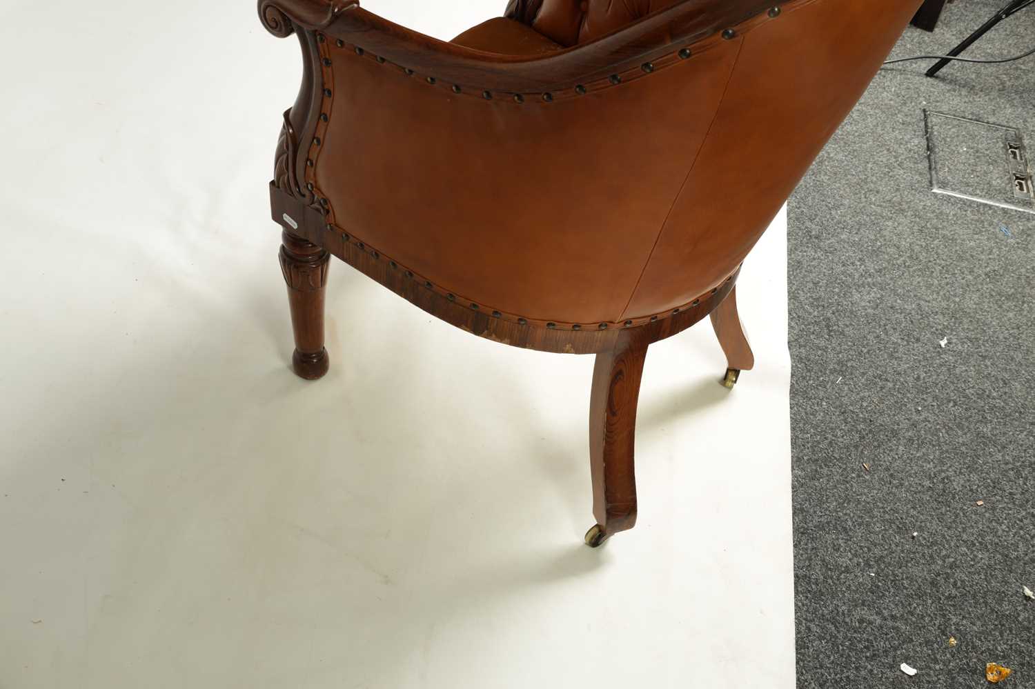 A PAIR OF REGENCY FIGURED ROSEWOOD AND TAN LEATHER BUTTON UPHOLSTERED LIBRARY CHAIRS - Image 6 of 13