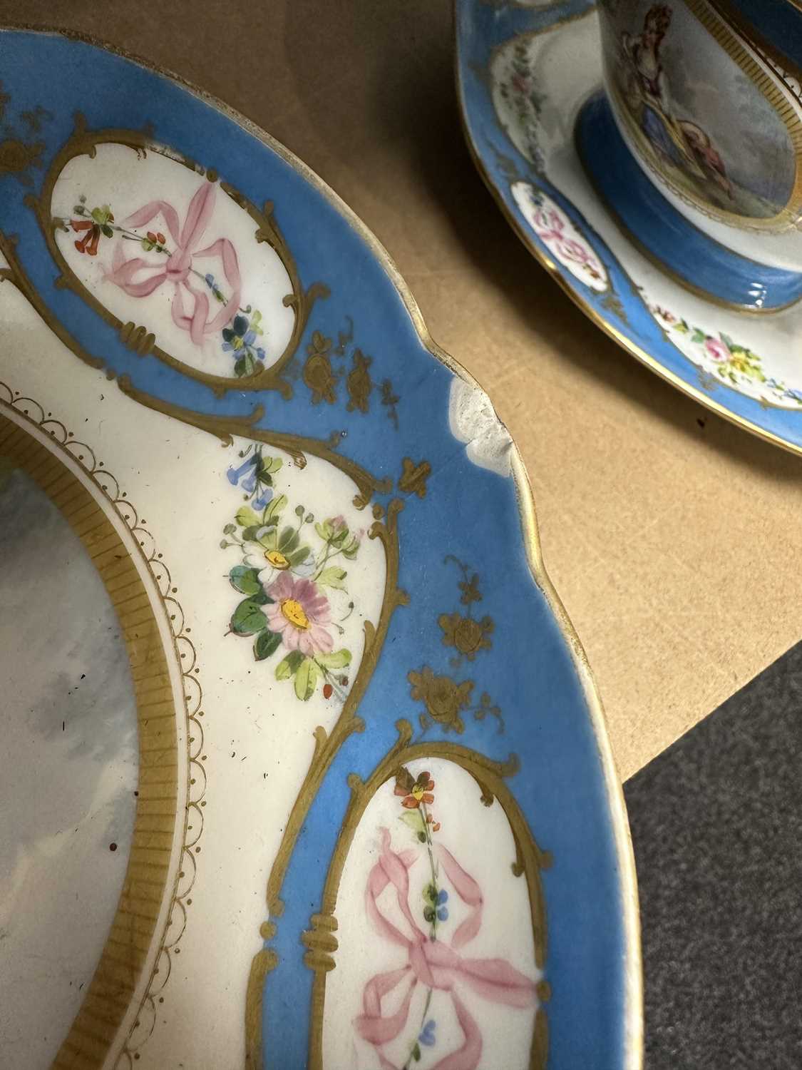 A 19TH CENTURY CONTINENTAL SEVRES PATTERN TWENTY-THREE PIECE DESSERT SERVICE - Image 22 of 25