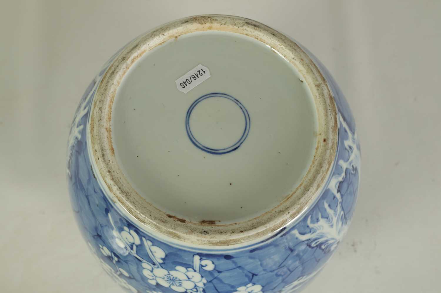 A LARGE 19TH CENTURY CHINESE BLUE AND WHITE GINGER JAR AND COVER - Image 9 of 13