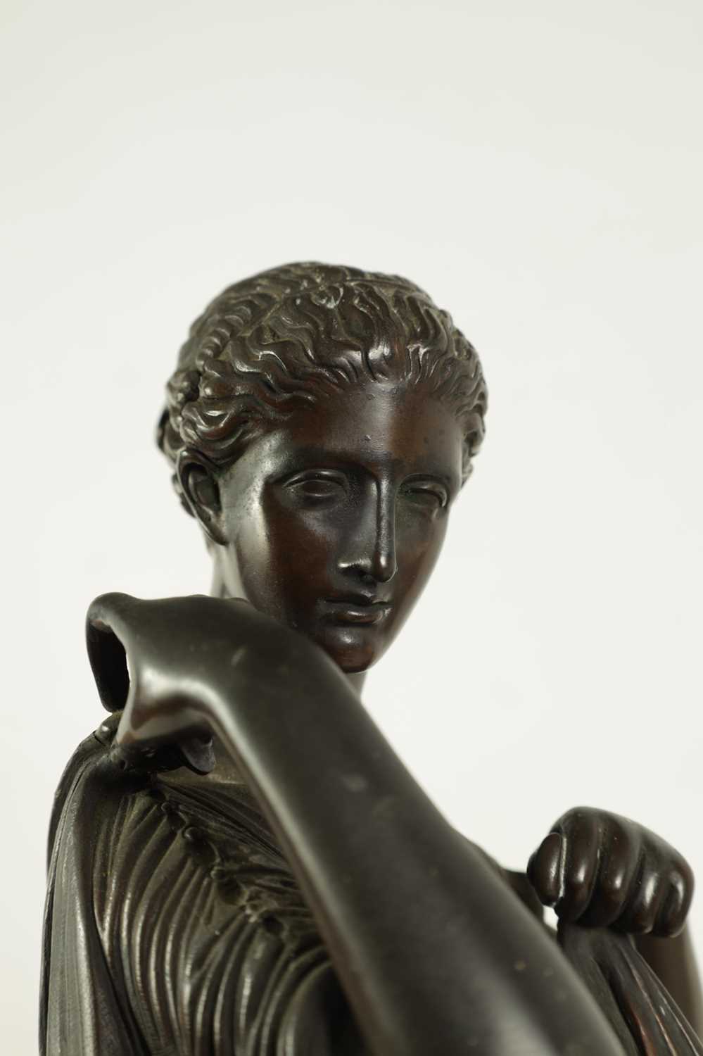 A LATE 19TH CENTURY FRENCH BLACK SLATE AND ROUGE MARBLE BRONZE FIGURAL MANTEL CLOCK - Image 5 of 15