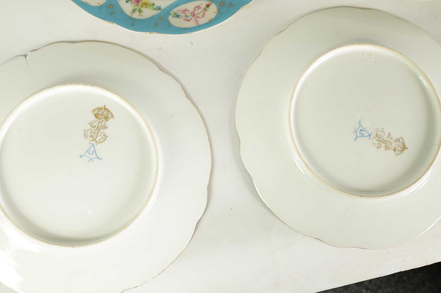 A 19TH CENTURY CONTINENTAL SEVRES PATTERN TWENTY-THREE PIECE DESSERT SERVICE - Image 12 of 25