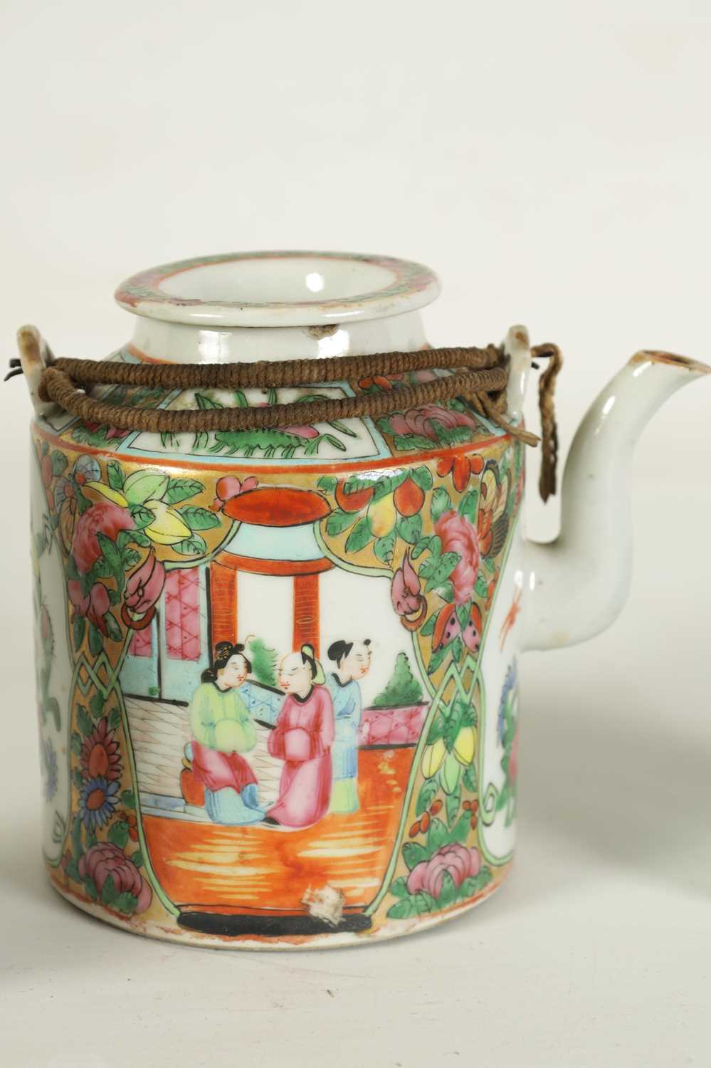 A 19TH CENTURY CHINESE SMALL-SHOULDERED VASE AND COVER - Image 11 of 15