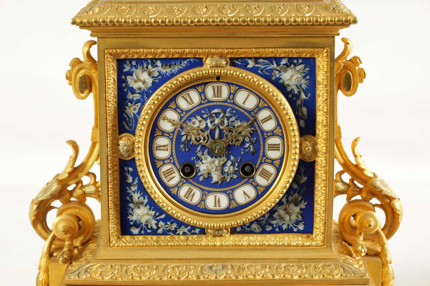 A LATE 19TH CENTURY FRENCH ORMOLU AND PORCELAIN PANELLED MANTEL CLOCK - Image 5 of 9