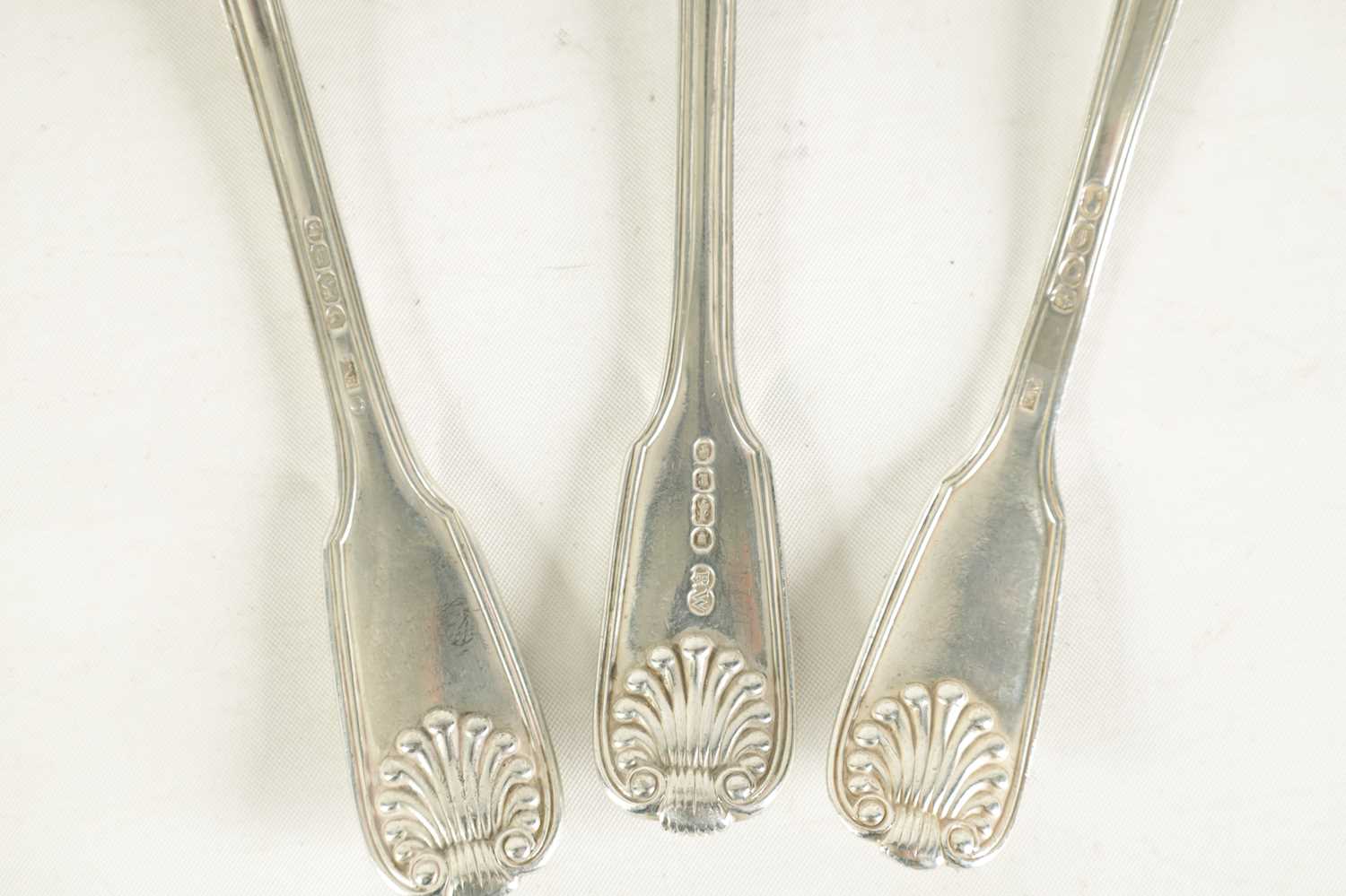 A PAIR OF VICTORIAN DOUBLE SHELL AND THREAD FIDDLE PATTERN SILVER SAUCE LADLES - Image 6 of 8