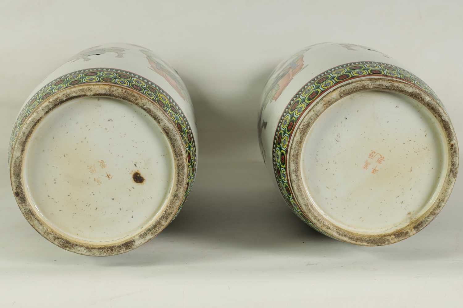 A LARGE PAIR OF 19TH CENTURY CHINESE FAMILLE VERTE PORCELAIN VASES - Image 13 of 36