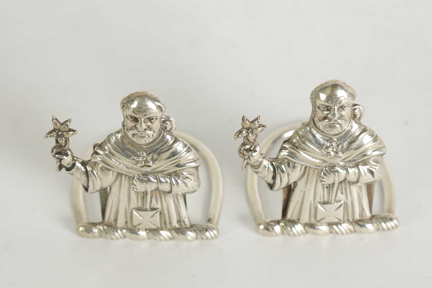 A PAIR OF SILVER FIGURAL MENU HOLDERS - Image 3 of 5