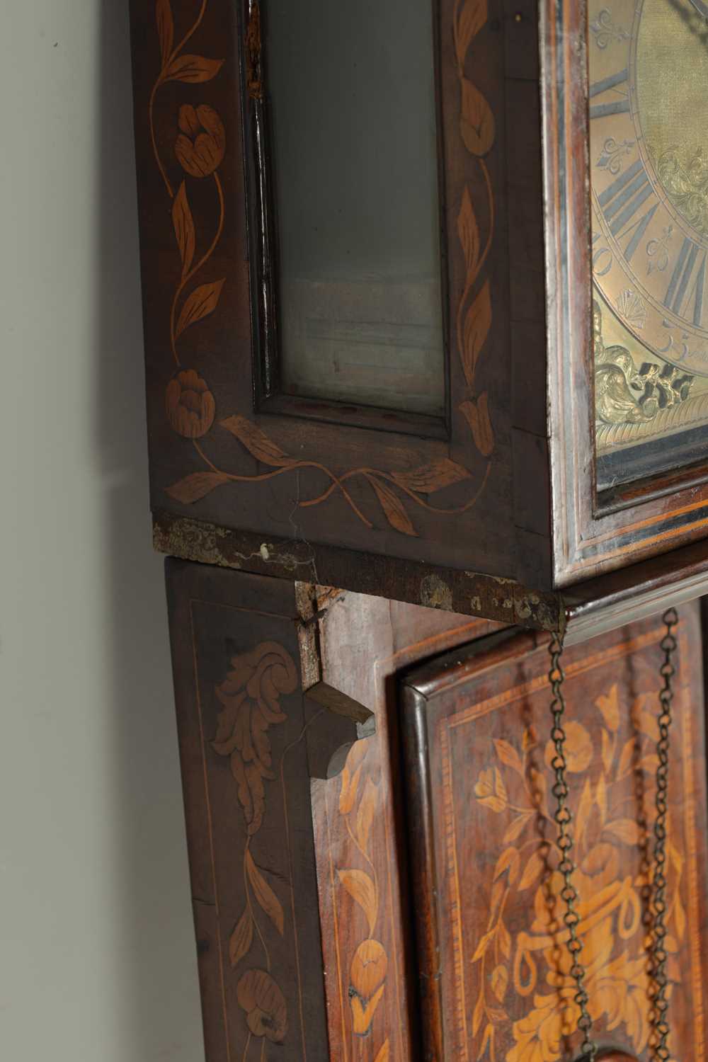 A MID 18TH CENTURY WALNUT AND DUTCH MARQUETRY HOODED 30HR WALL CLOCK - Image 4 of 18