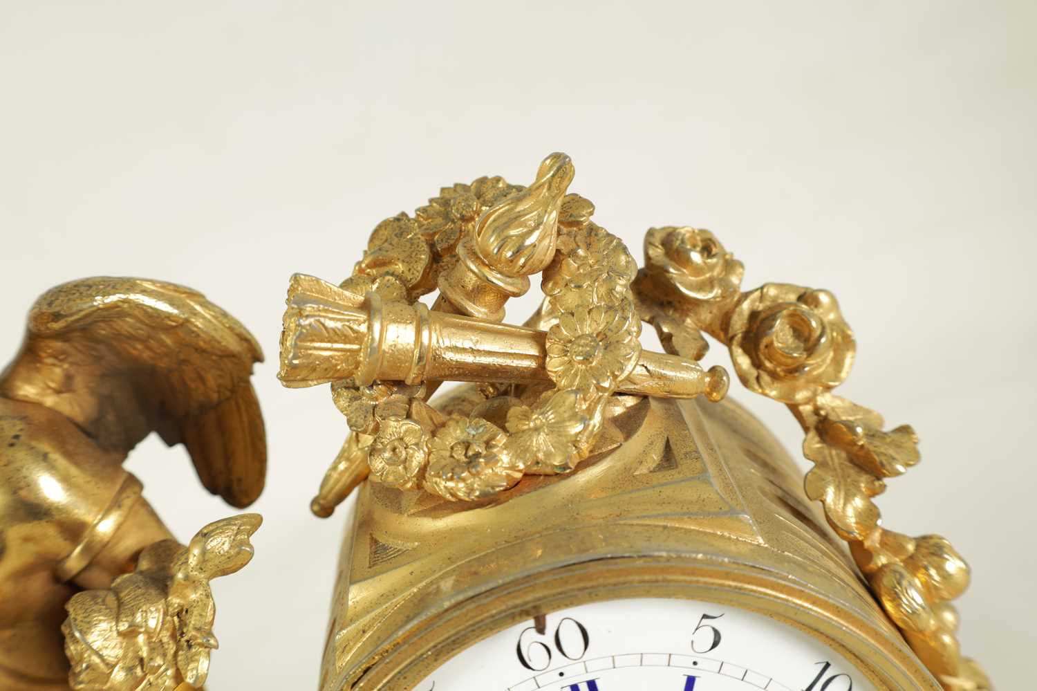 A LATE 19TH CENTURY FRENCH GILT METAL AND PORCELAIN FIGURAL MANTEL CLOCK - Image 6 of 13