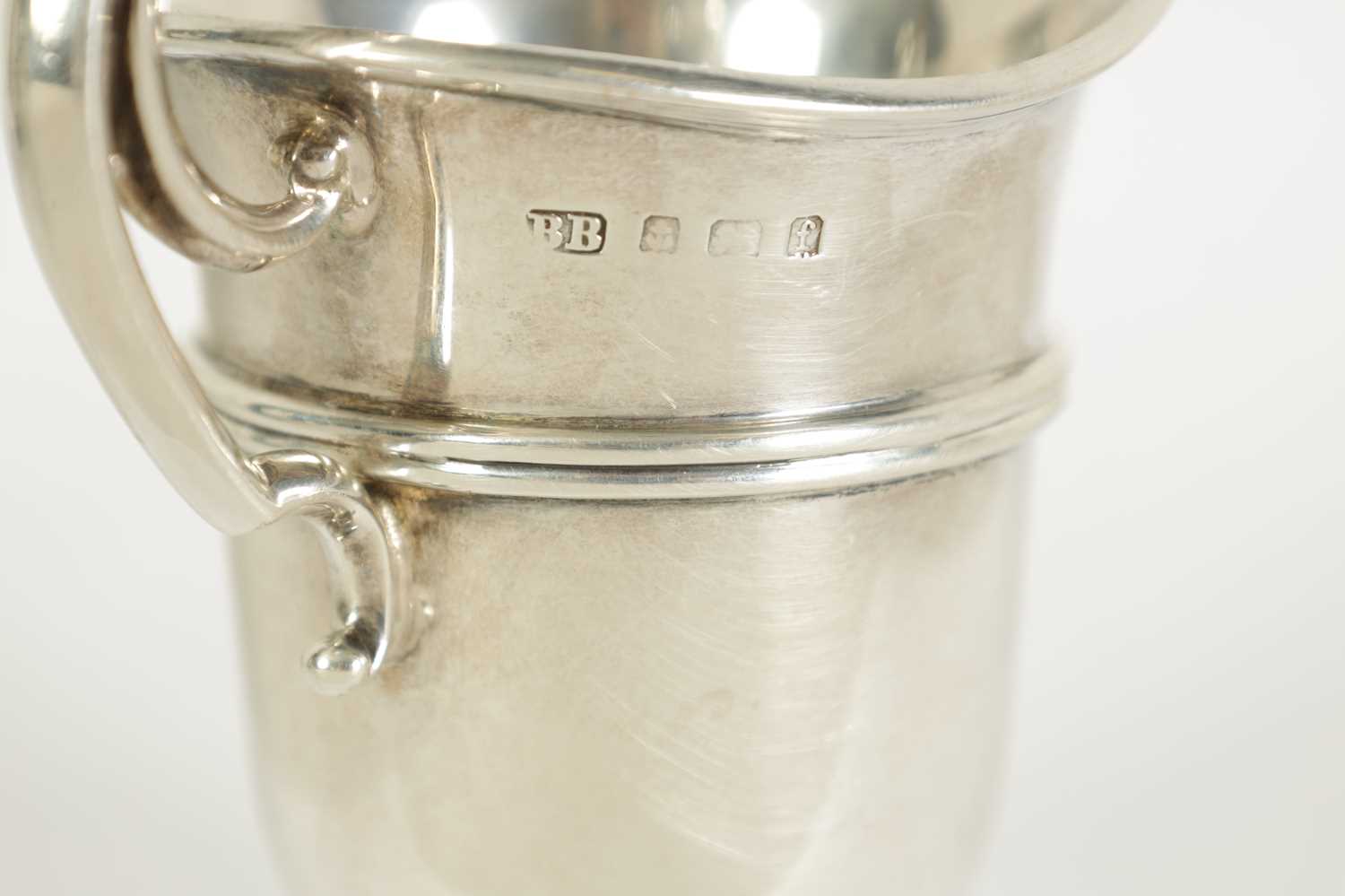 A GEORGE III SILVER MUSTARD POT WITH BLUE GLASS LINER - Image 5 of 11