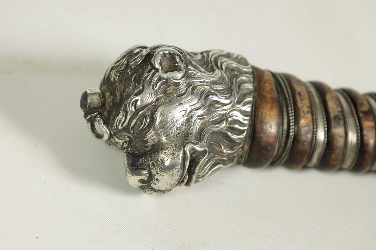 AN 18TH CENTURY ENGLISH SILVER-MOUNTED HANGER - Image 4 of 13