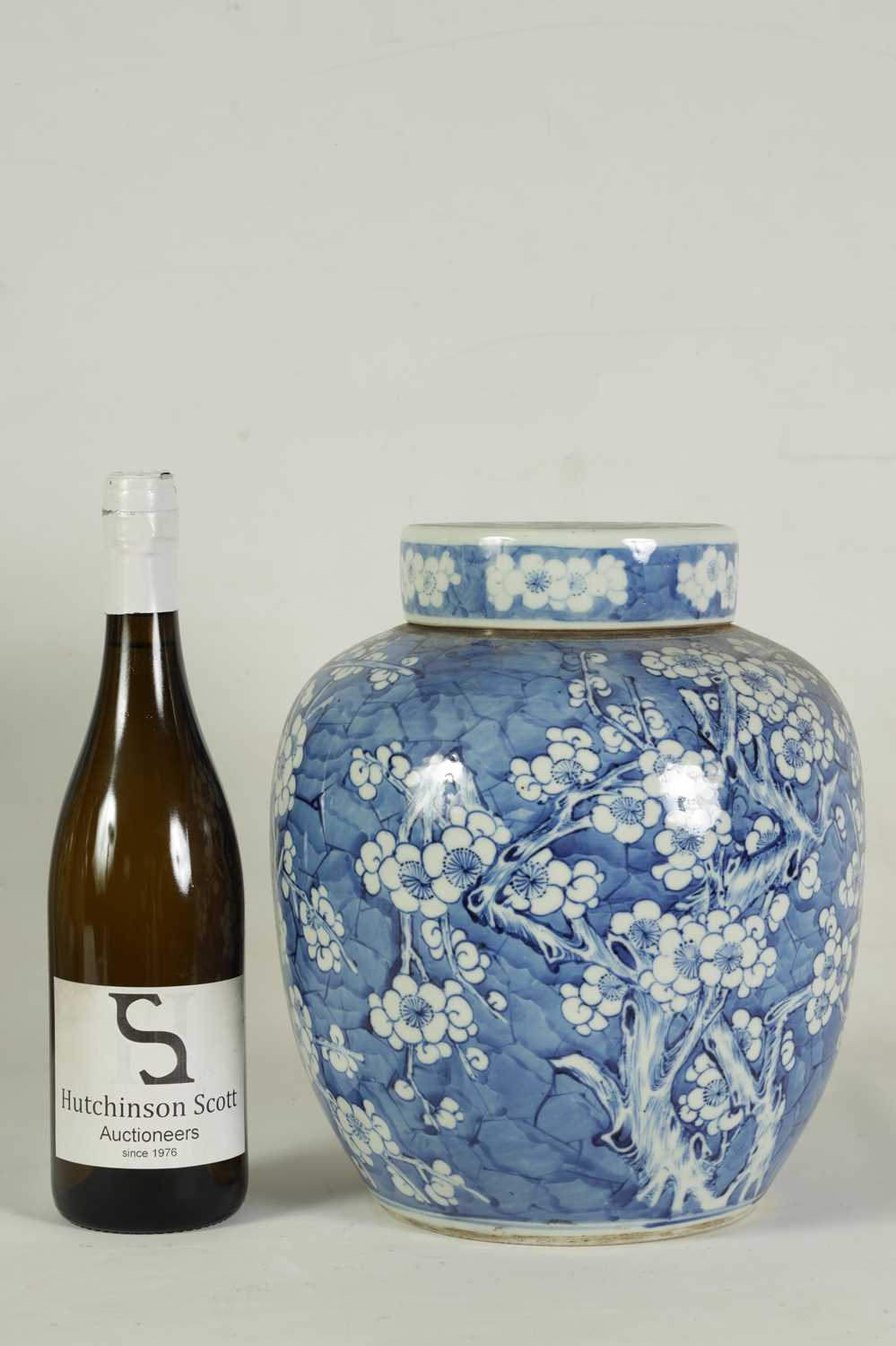 A LARGE 19TH CENTURY CHINESE BLUE AND WHITE GINGER JAR AND COVER - Image 3 of 13