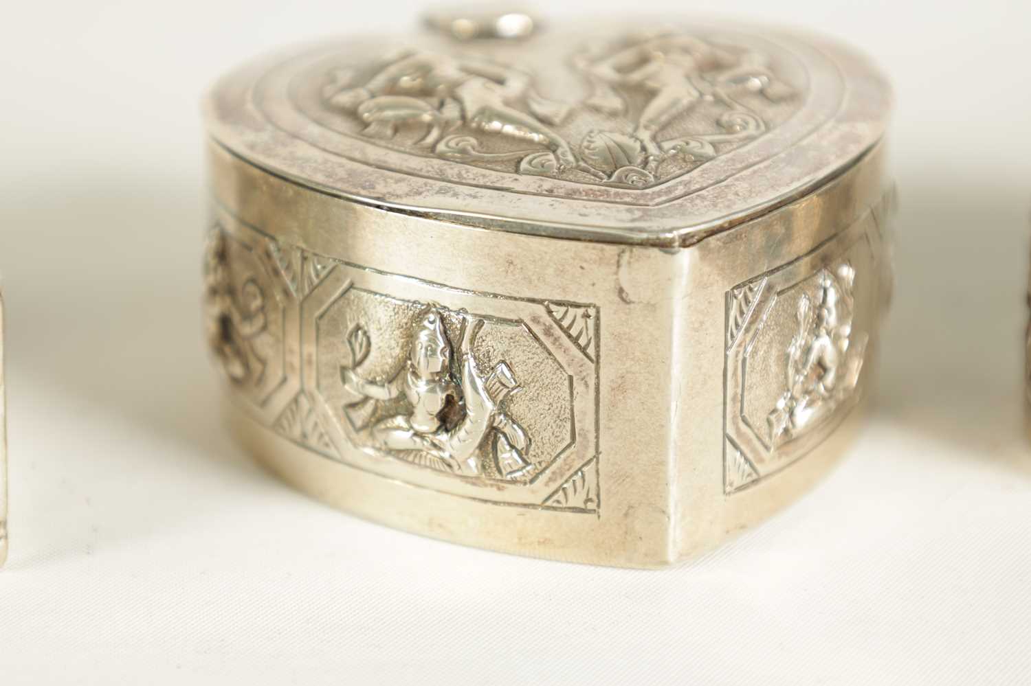 A COLLECTION OF FOUR LATE 19TH CENTURY INDIAN SILVER TRINKET BOXES - Image 8 of 14