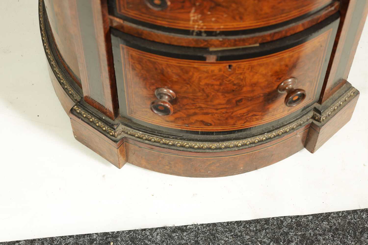 A FINE LATE 19TH CENTURY WALNUT AND EBONISED STRING INLAID KIDNEY SHAPED LIBRARY DESK WITH FITTED RE - Image 8 of 13