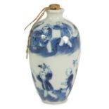 AN 18TH/19TH CENTURY CHINESE BLUE AND WHITE SNUFF BOTTLE