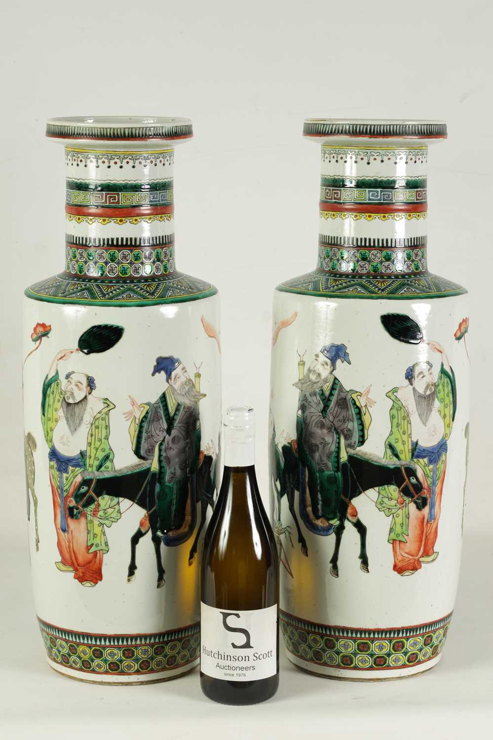 A LARGE PAIR OF 19TH CENTURY CHINESE FAMILLE VERTE PORCELAIN VASES - Image 6 of 36