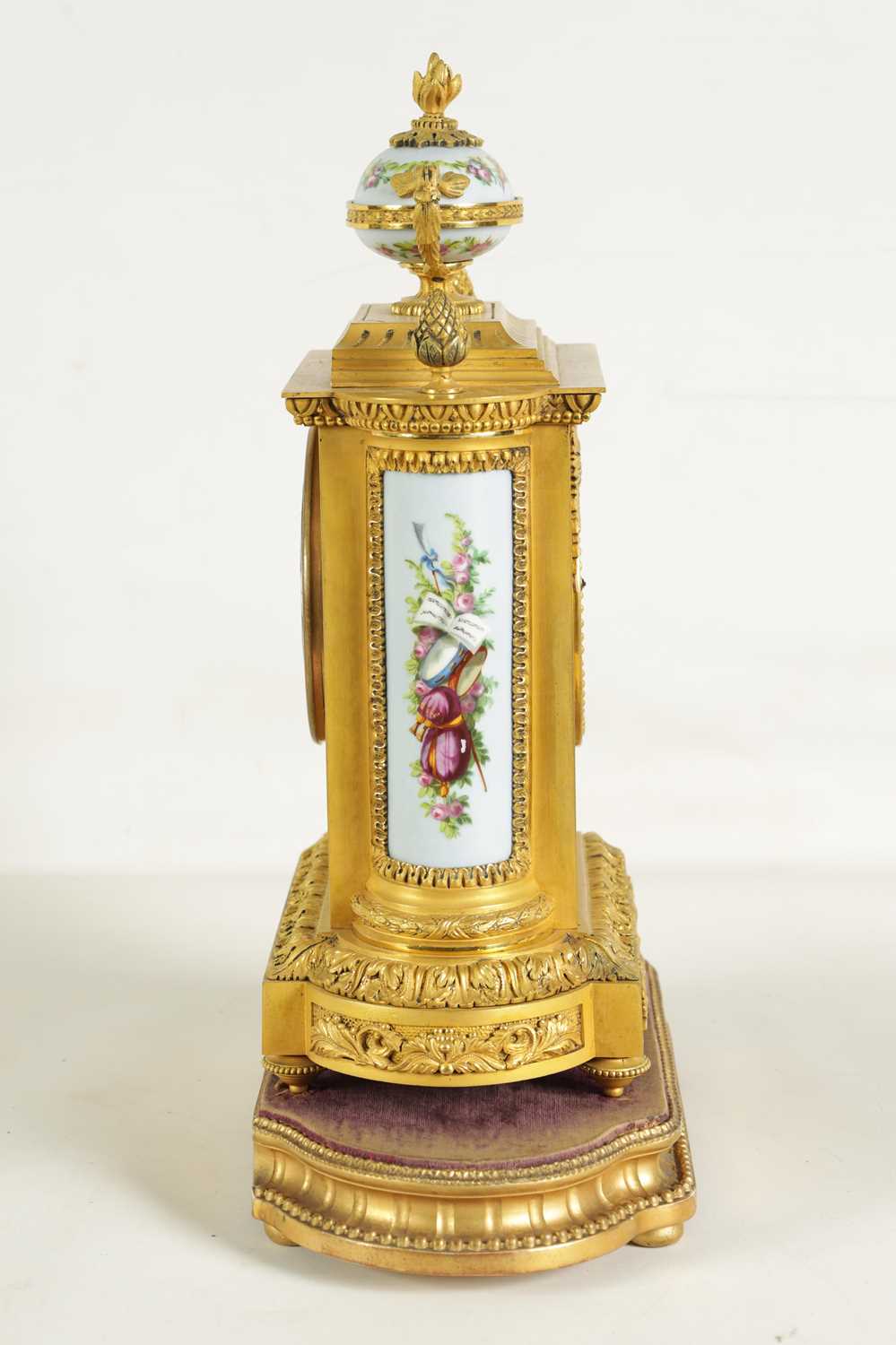 A GOOD QUALITY LATE 19TH CENTURY FRENCH ORMOLU AND PORCELAIN PANELLED MANTEL CLOCK - Image 7 of 11