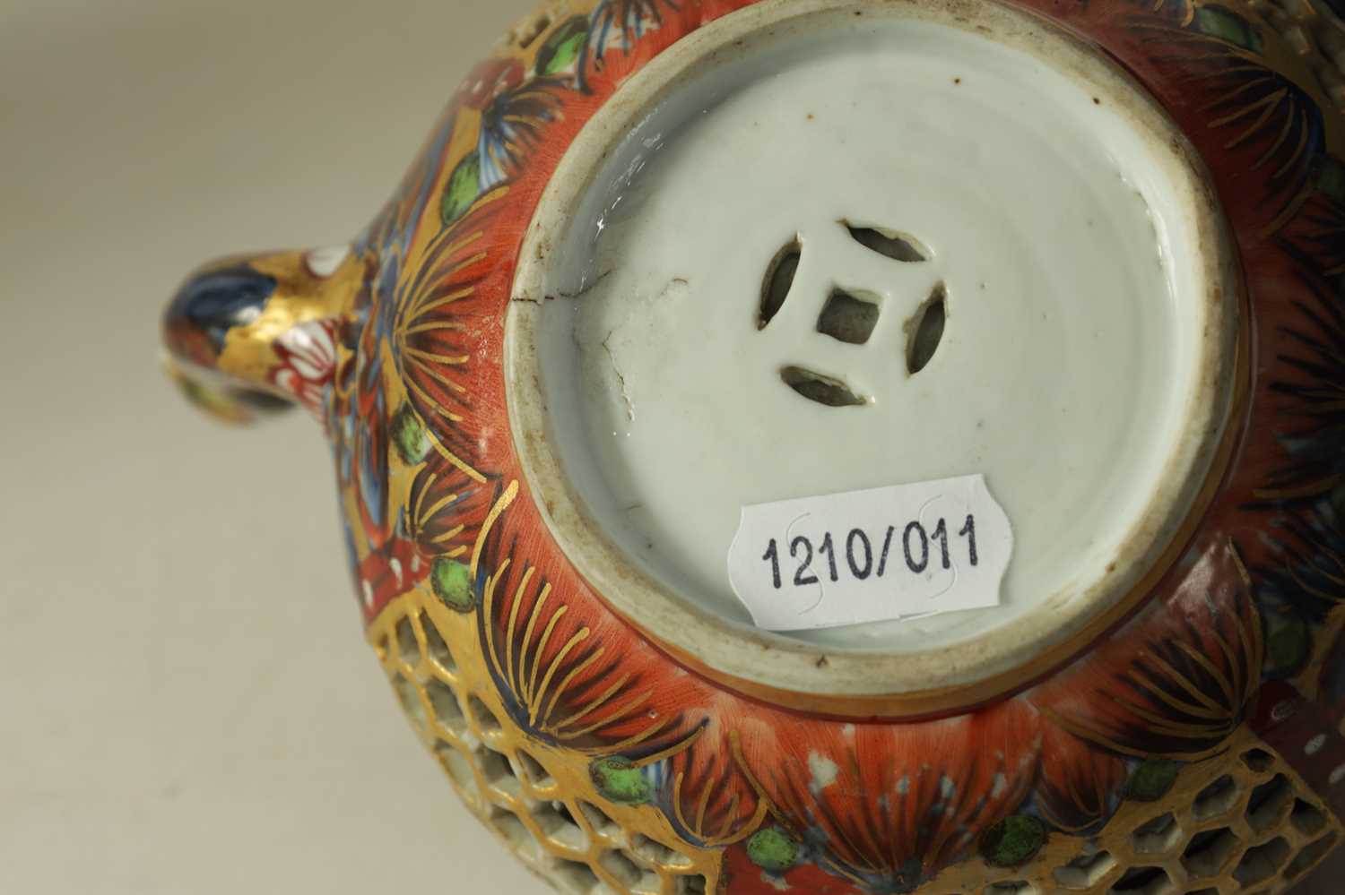 AN 18TH CENTURY CHINESE DOUBLE WALLED RETICULATED TEAPOT - Image 11 of 14