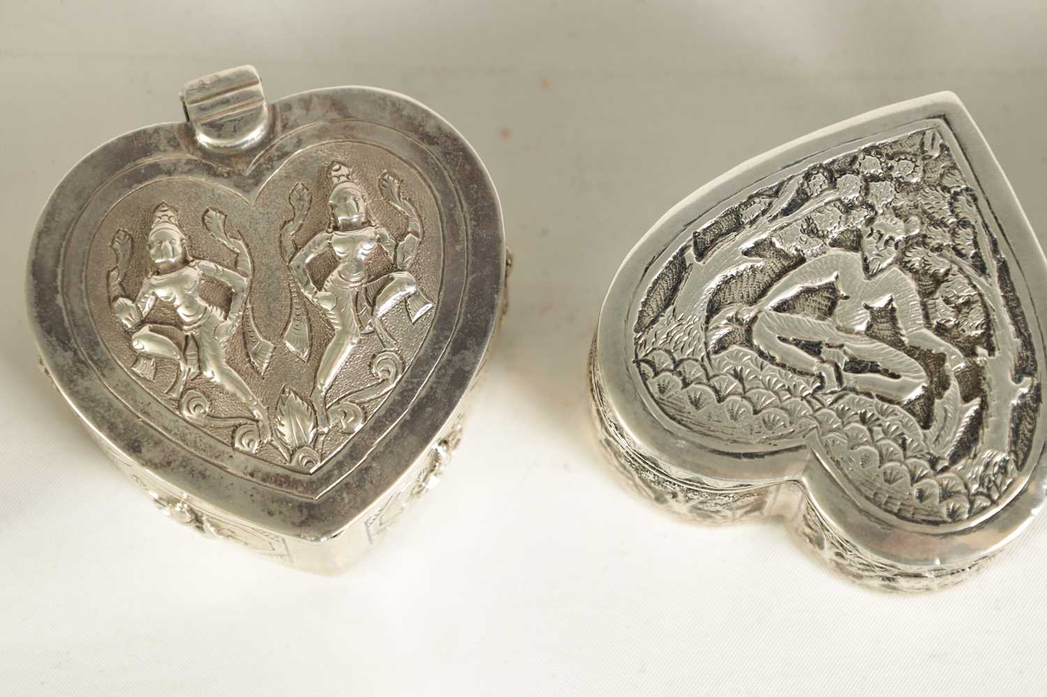 A COLLECTION OF FOUR LATE 19TH CENTURY INDIAN SILVER TRINKET BOXES - Image 6 of 14