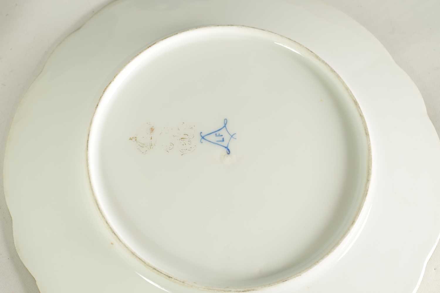 A 19TH CENTURY CONTINENTAL SEVRES PATTERN TWENTY-THREE PIECE DESSERT SERVICE - Image 11 of 25