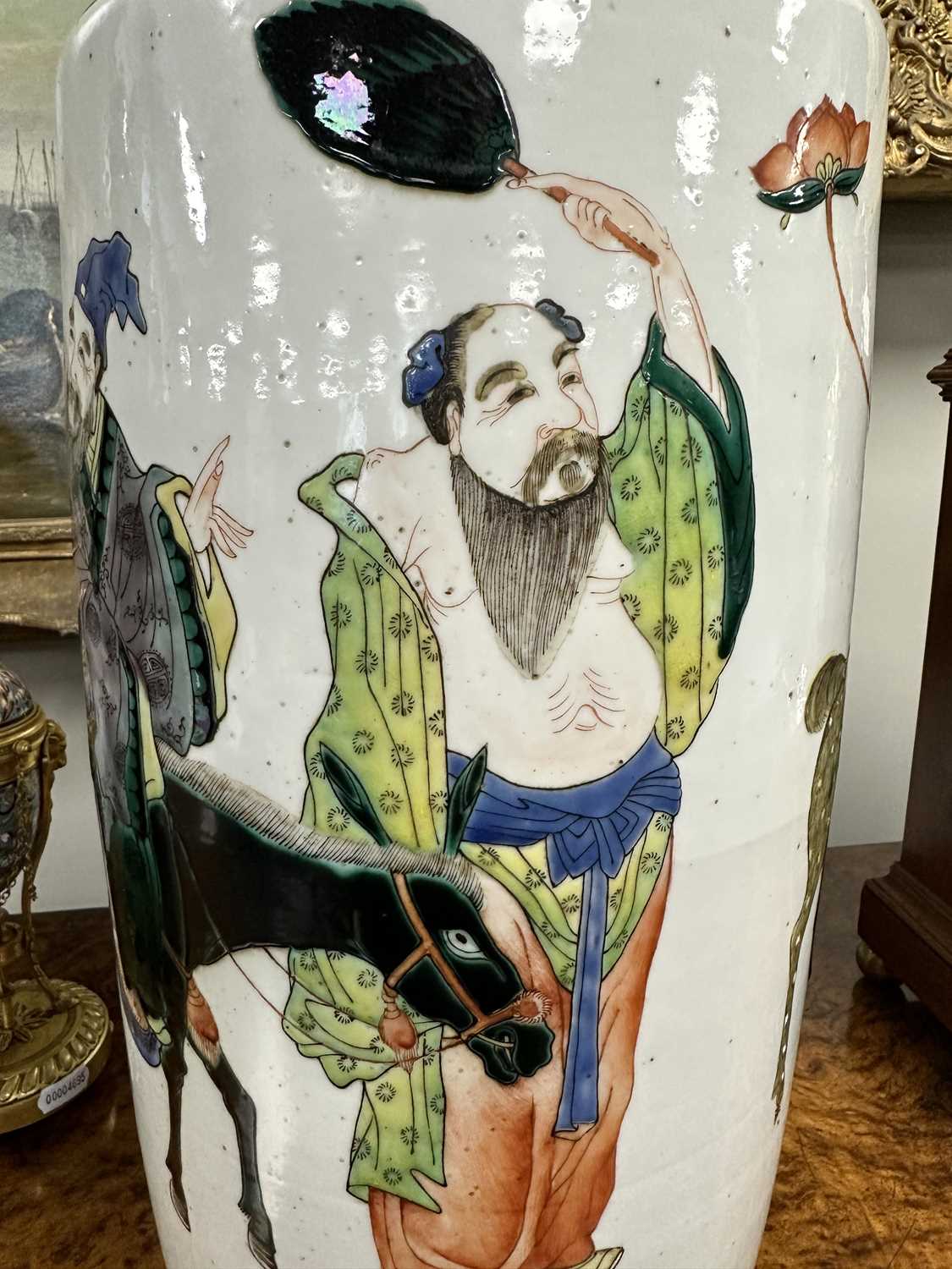 A LARGE PAIR OF 19TH CENTURY CHINESE FAMILLE VERTE PORCELAIN VASES - Image 28 of 36