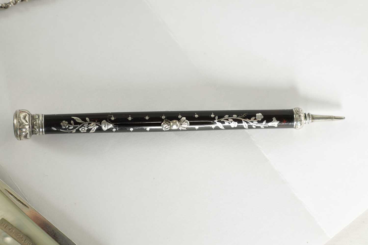 A 19TH CENTURY SILVER AND EBONISED RETRACTABLE PENCIL WITH INLAID PIQUEWORK DECORATION - Image 5 of 10