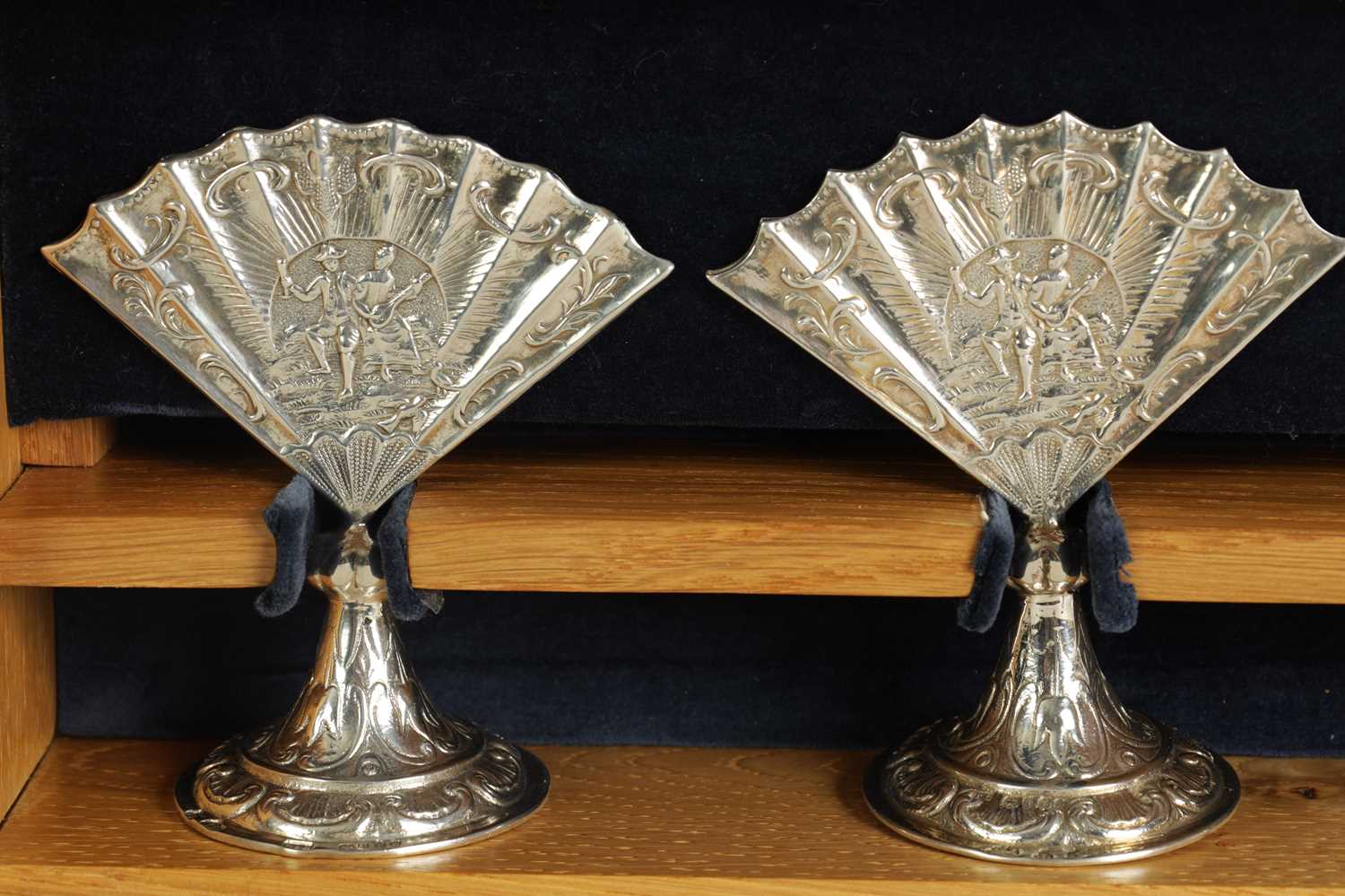 A CASED SET OF FOUR LATE VICTORIAN NOVELTY SILVER MENU HOLDERS MODELLED AS FANS - Image 3 of 11