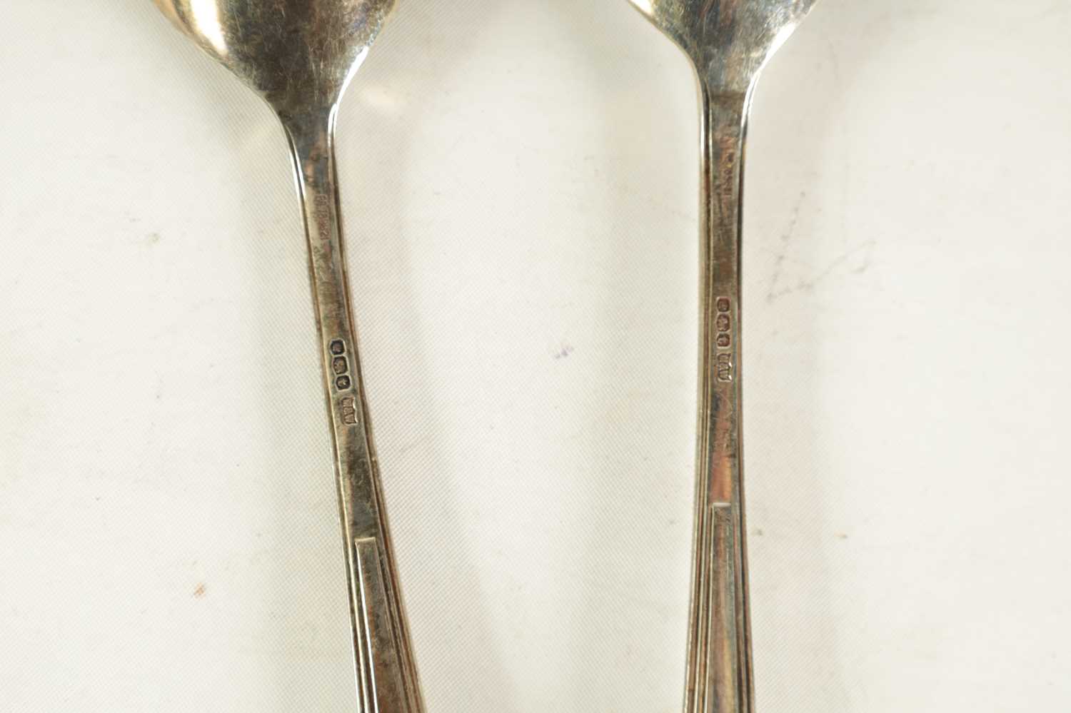 A PAIR OF VICTORIAN DOUBLE SHELL AND THREAD FIDDLE PATTERN SILVER SAUCE LADLES - Image 7 of 8