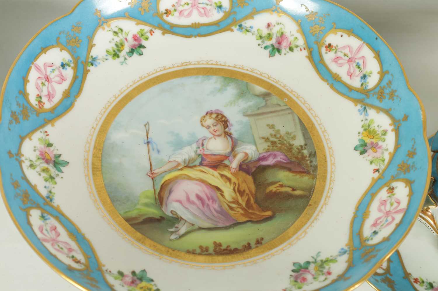 A 19TH CENTURY CONTINENTAL SEVRES PATTERN TWENTY-THREE PIECE DESSERT SERVICE - Image 4 of 25