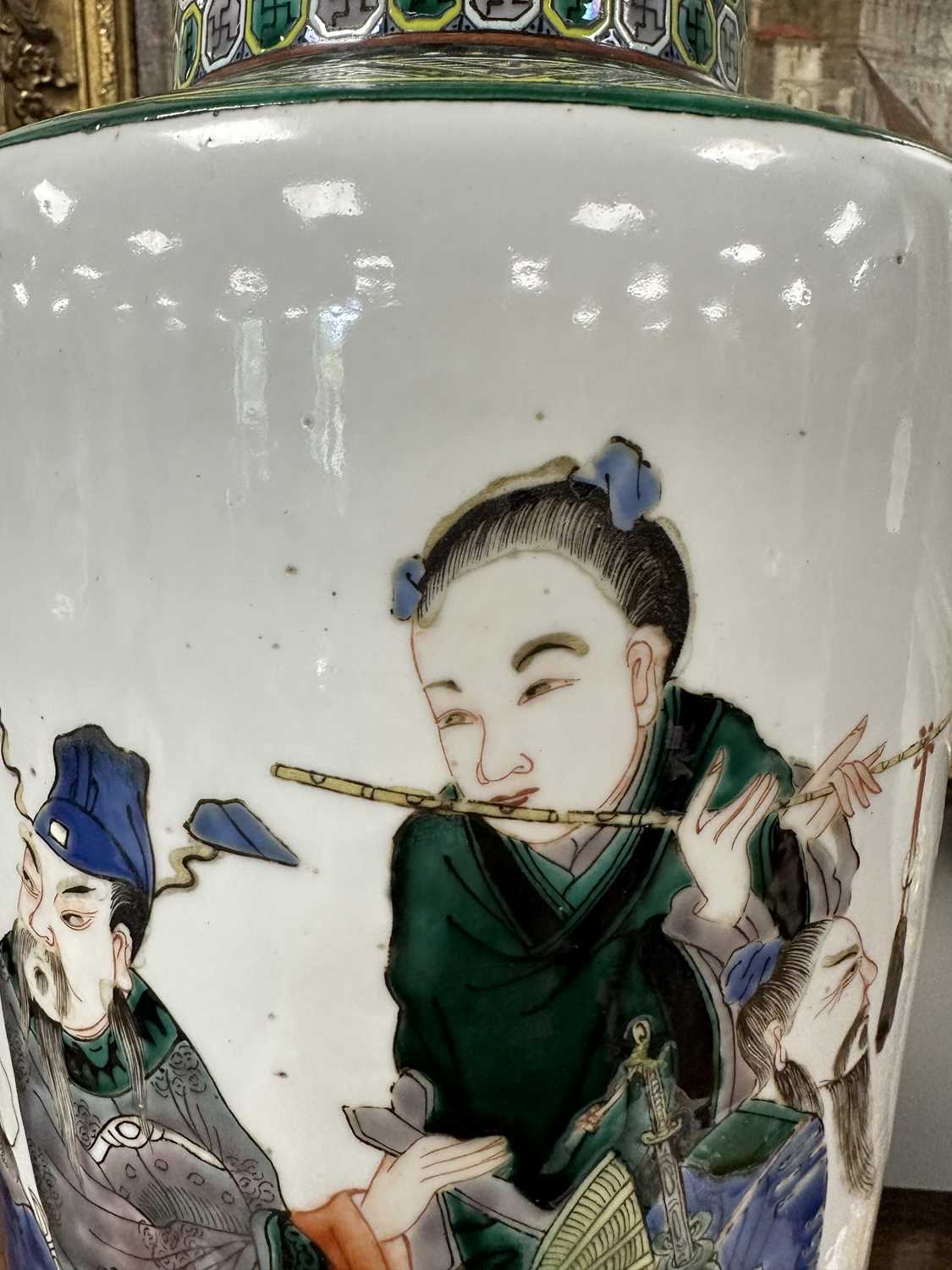 A LARGE PAIR OF 19TH CENTURY CHINESE FAMILLE VERTE PORCELAIN VASES - Image 27 of 36
