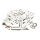 A LARGE COLLECTION OF SILVER PLATED CUTLERY INCLUDING TWO BOILED EGG SCISSORS AND A PAIR OF KNIFE RE
