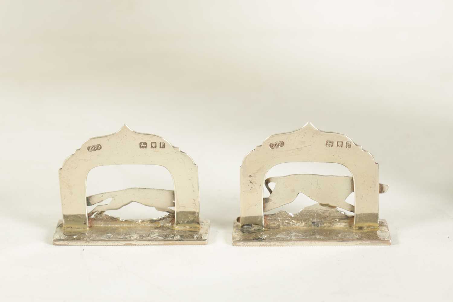 A PAIR OF SILVER MENU HOLDERS MODELLED AS FOX AND HOUND - Image 6 of 8