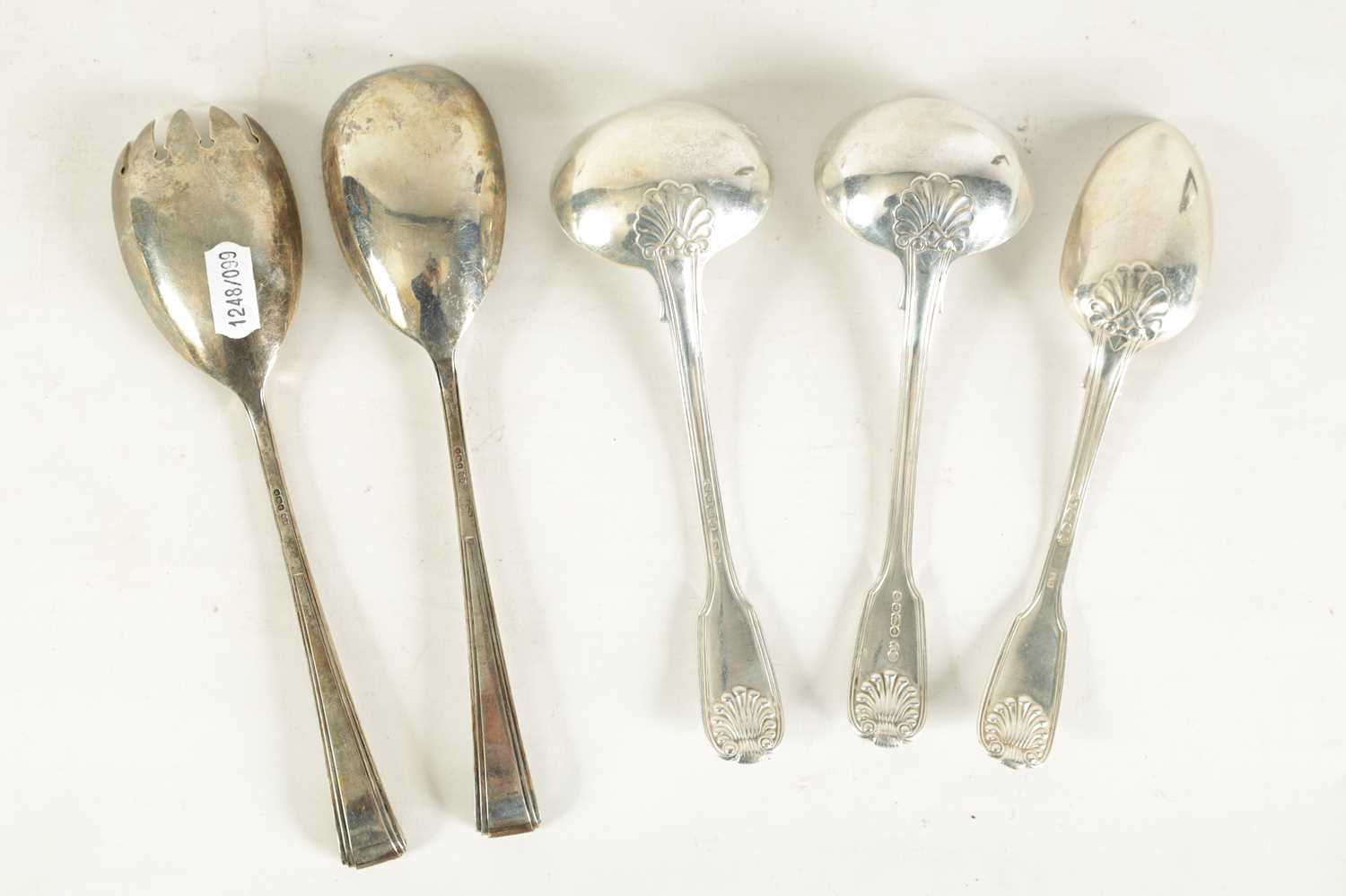 A PAIR OF VICTORIAN DOUBLE SHELL AND THREAD FIDDLE PATTERN SILVER SAUCE LADLES - Image 5 of 8