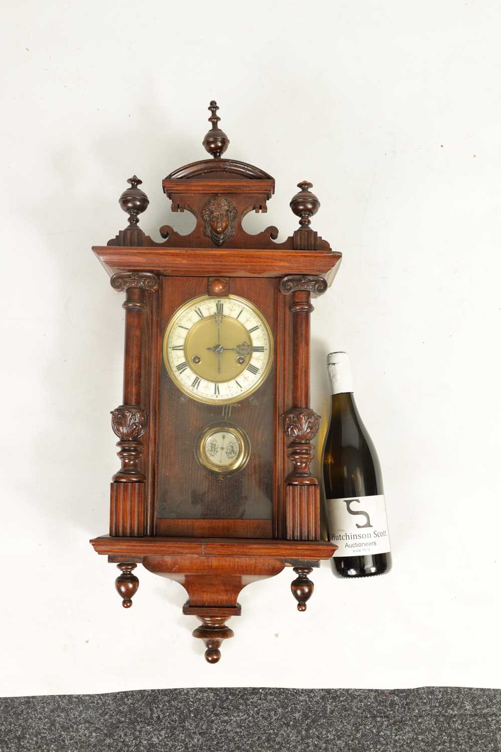 A SMALL 19TH CENTURY VIENNA STYLE WALL CLOCK - Image 4 of 11