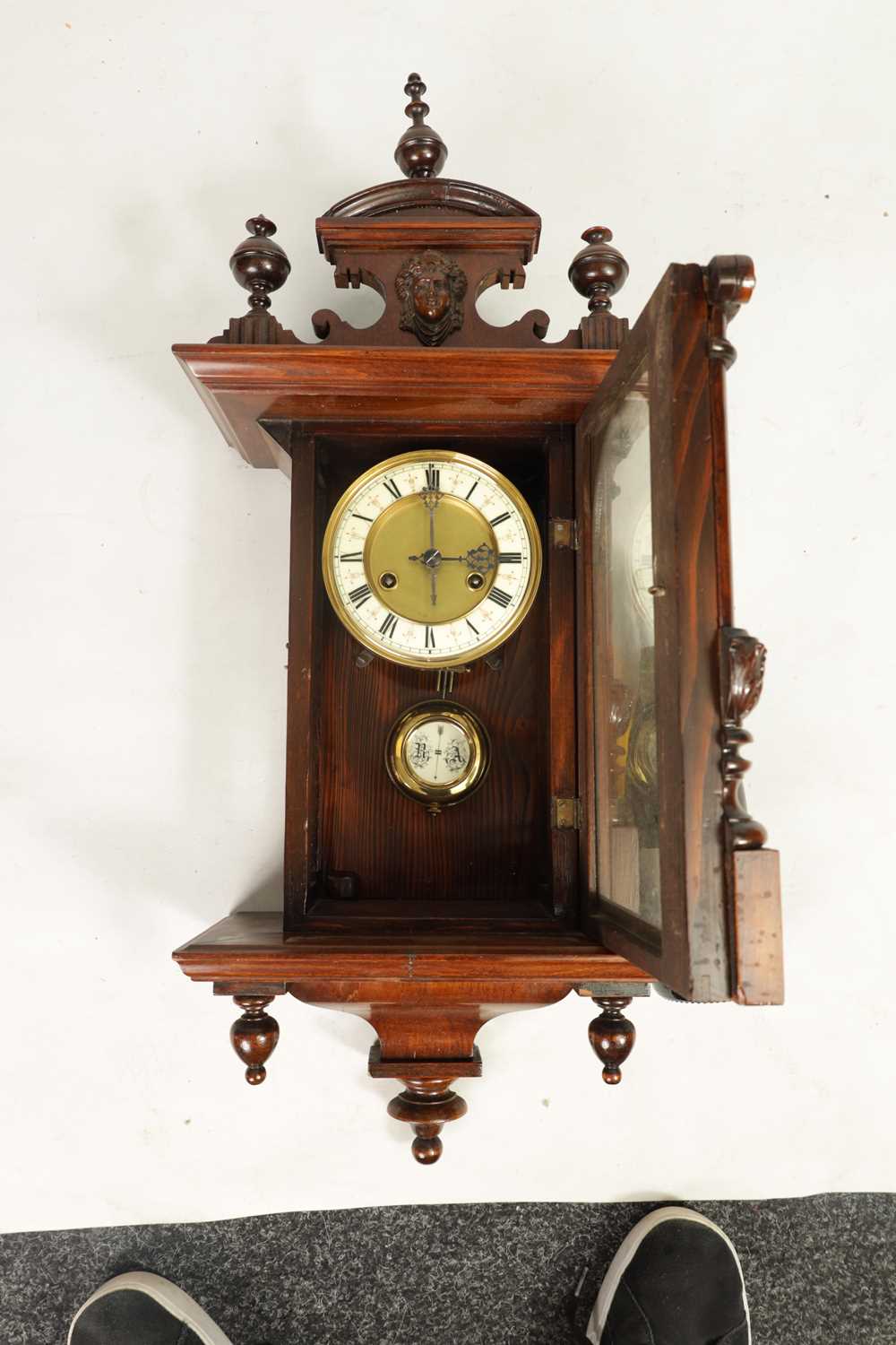 A SMALL 19TH CENTURY VIENNA STYLE WALL CLOCK - Image 7 of 11