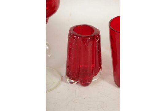 A GROUP OF VENETIAN RUBY AND CLEAR GLASS VASES AND A SWIMMING SWAN DISH - Image 5 of 9