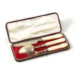 A VICTORIAN 3 PIECE CASED SET OF SILVER CHILD’S CUTLERY