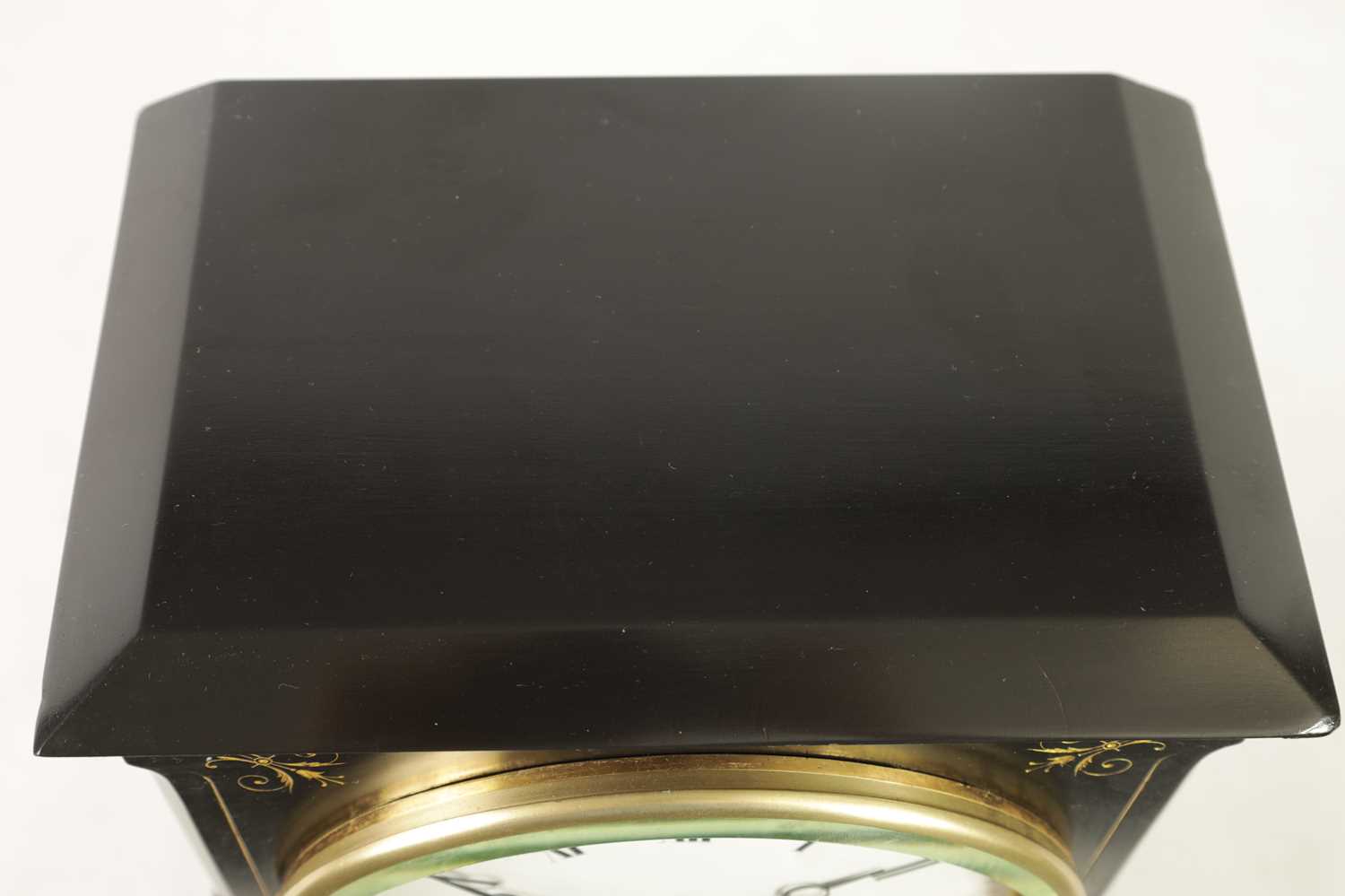 A LATE 19TH CENTURY QUARTER CHIMING BLACK SLATE MARBLE MANTEL CLOCK - Image 4 of 7