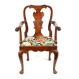 A FINE 18TH CENTURY TAPESTRY UPHOLSTERED WALNUT OPEN ARMCHAIR