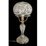 AN EARLY 20TH CENTURY CUT GLASS TABLE LAMP